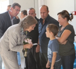 Visita a zonas afectadas por las recientes inundaciones. La Reina conversa con un niño de la localidad murciana de Puerto Lumbreras
